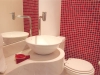 banheiro-decorado-com-pastilhas-vermelhas-e-pretas-12