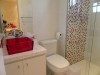 banheiro-decorado-com-pastilhas-vermelhas-e-pretas-5