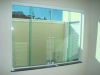 parede-de-vidro-com-janela-14
