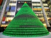 (091217) -- SHANGHAI, Dec. 17, 2009 (Xinhua) -- A giant Christmas tree formed of nearly one thounsand beer bottles stands at the shopping mall of famous Nanjing Road in Shanghai, China's economic and financial hub, Dec. 17, 2009.  (Xinhua/Niu Yixin)(wyx)