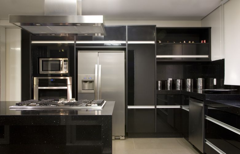 Cozinha Sob Medida Preta com Revestimentos Adequados
