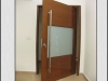portas-pivotantes-de-madeira-com-vidro-8